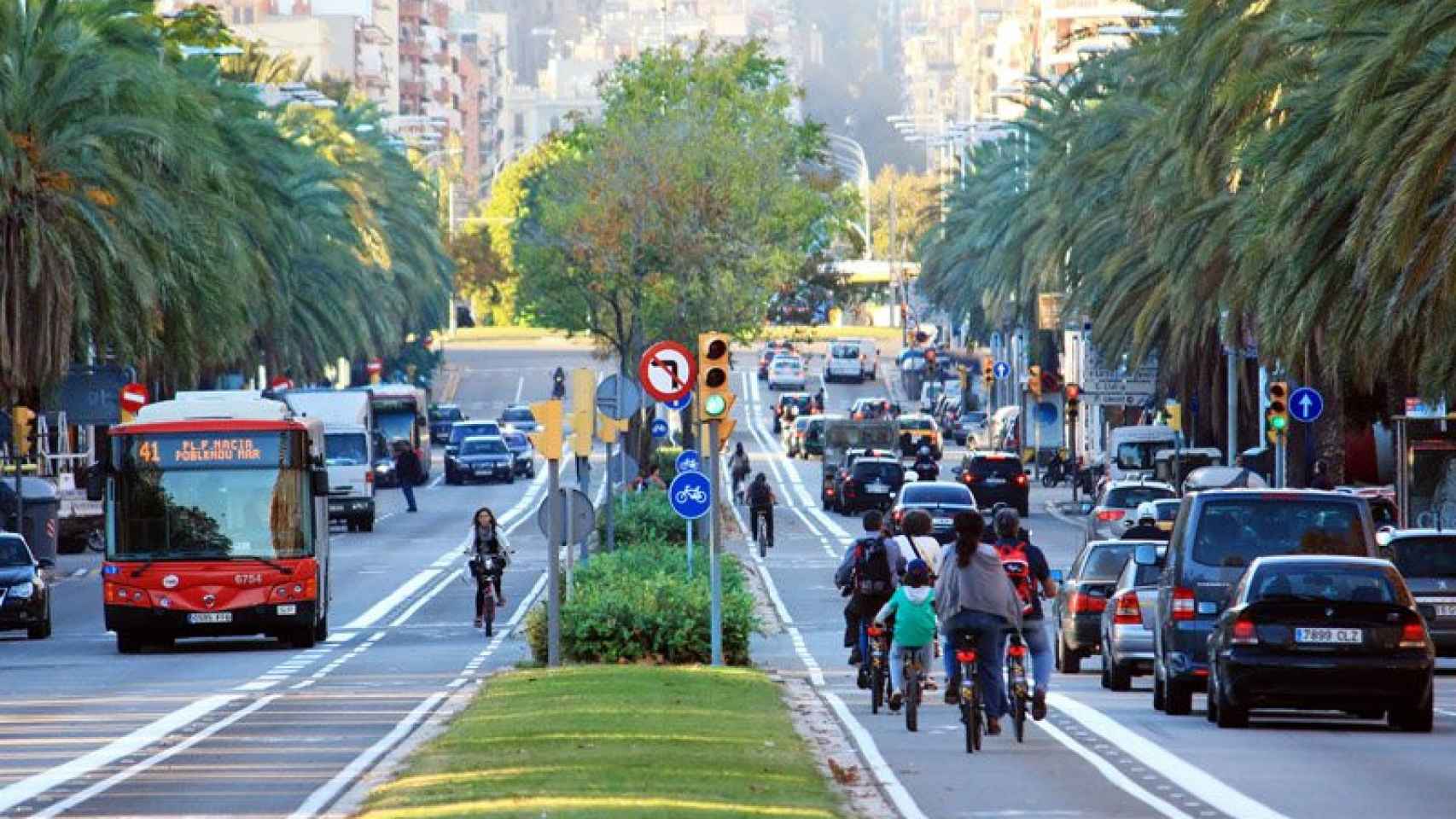 Coches y bicicletas, en Barcelona / EFE