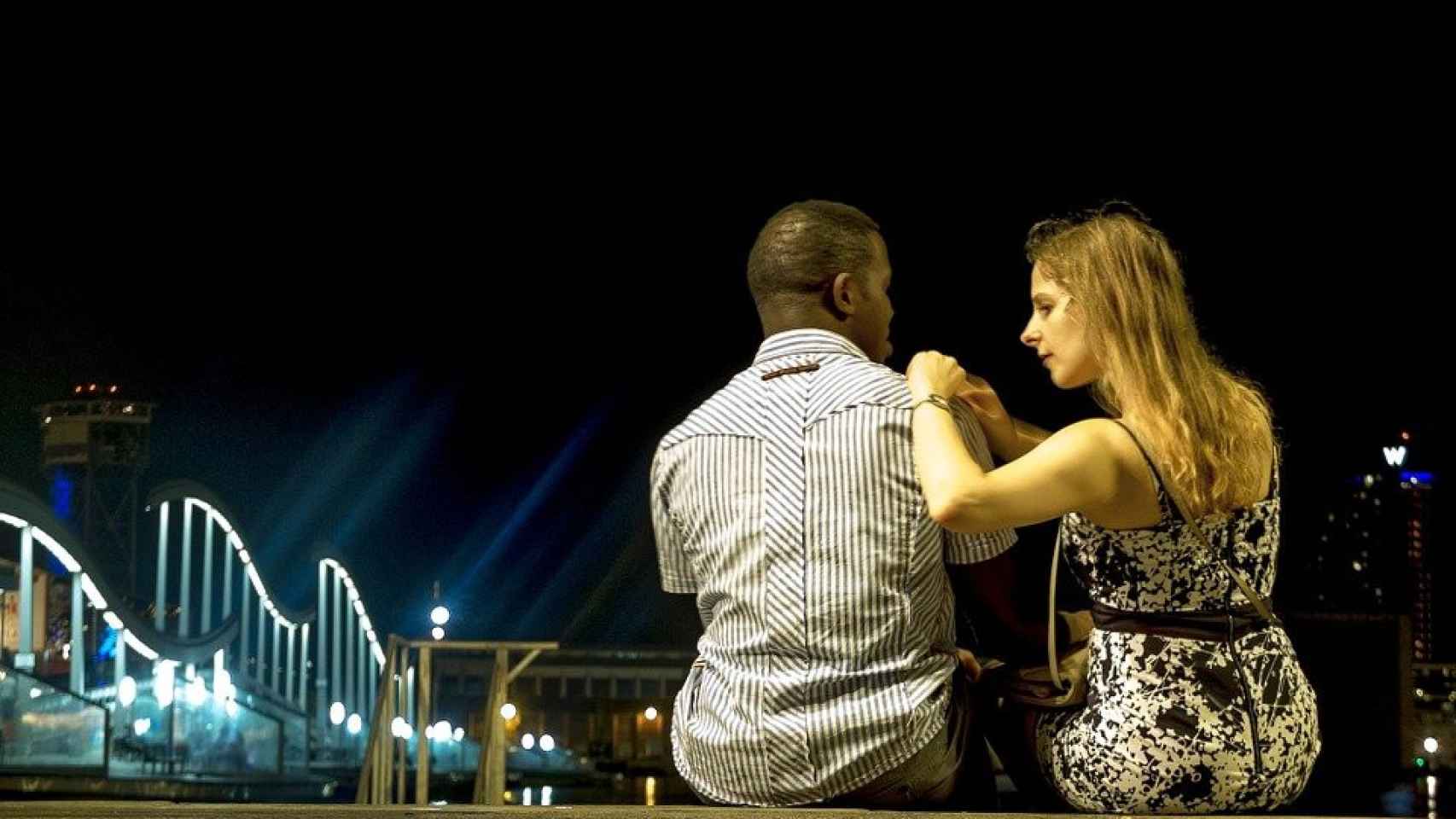 Una pareja sentada en el Port Vell en la noche barcelonesa / ARCHIVO