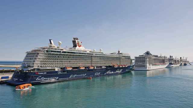 Varios cruceros atracados en el Puerto de Barcelona / PORT DE BARCELONA