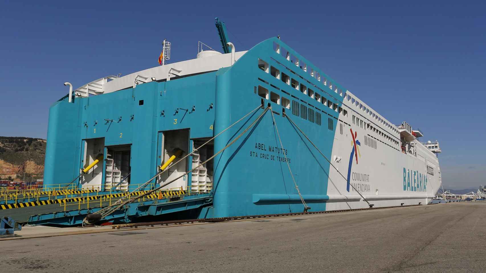 El ferry 'Abel Matutes' atracado en el Puerto de Barcelona / PORT DE BARCELONA