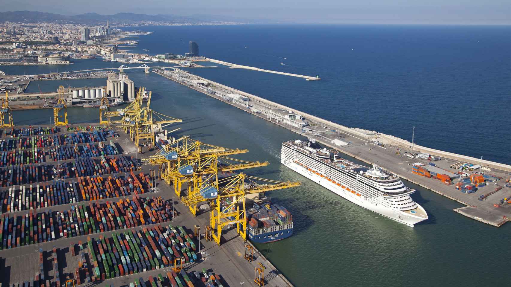 Un crucero abandona el puerto de Barcelona / PORT DE BARCELONA