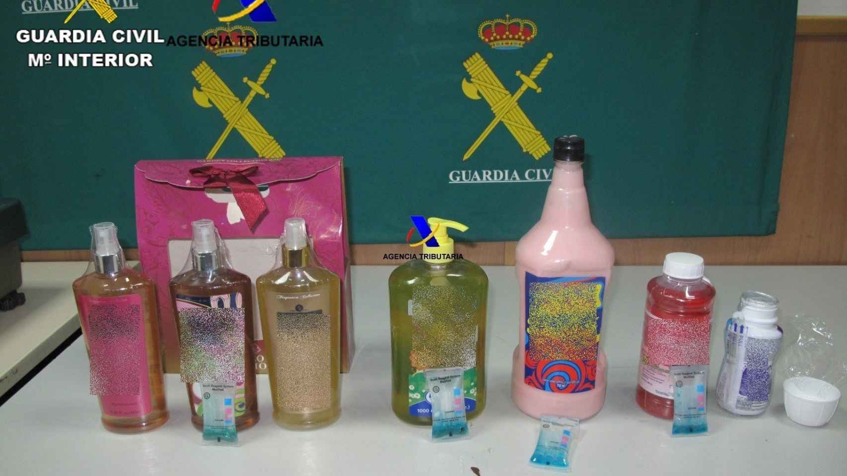 Botes que contenían cocaína líquida incautados en el aeropuerto / GUARDIA CIVIL