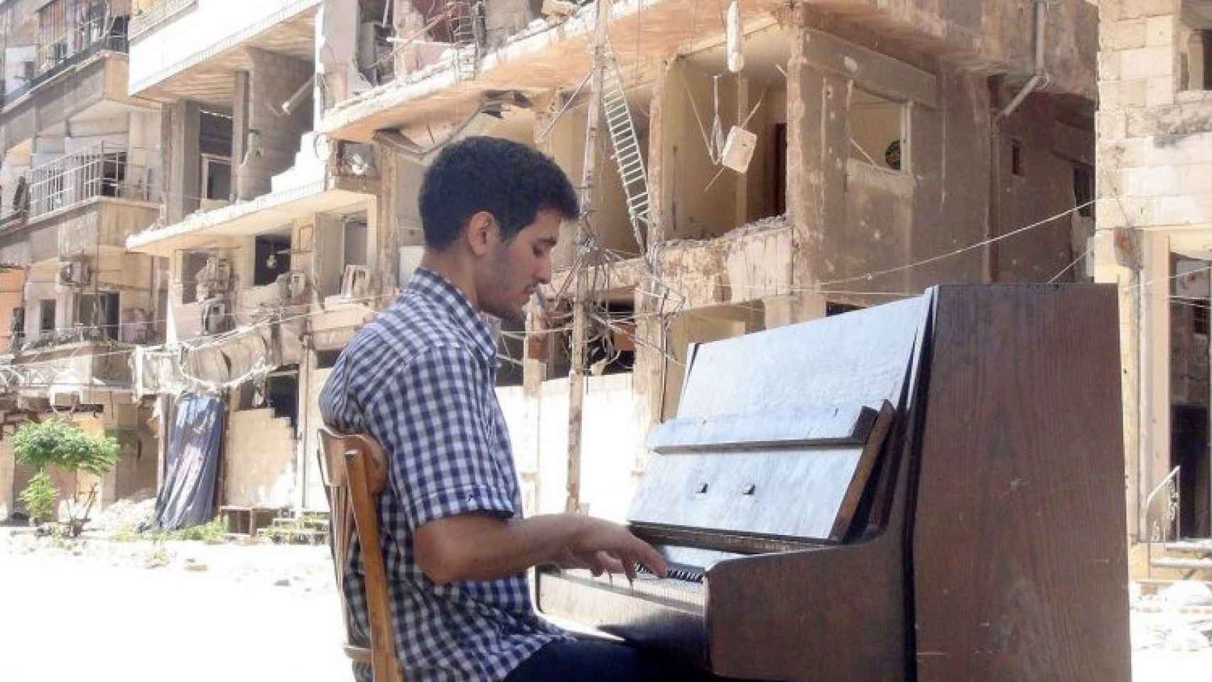 Aeham Ahmad toca el piano frente al desolador panorama de Siria