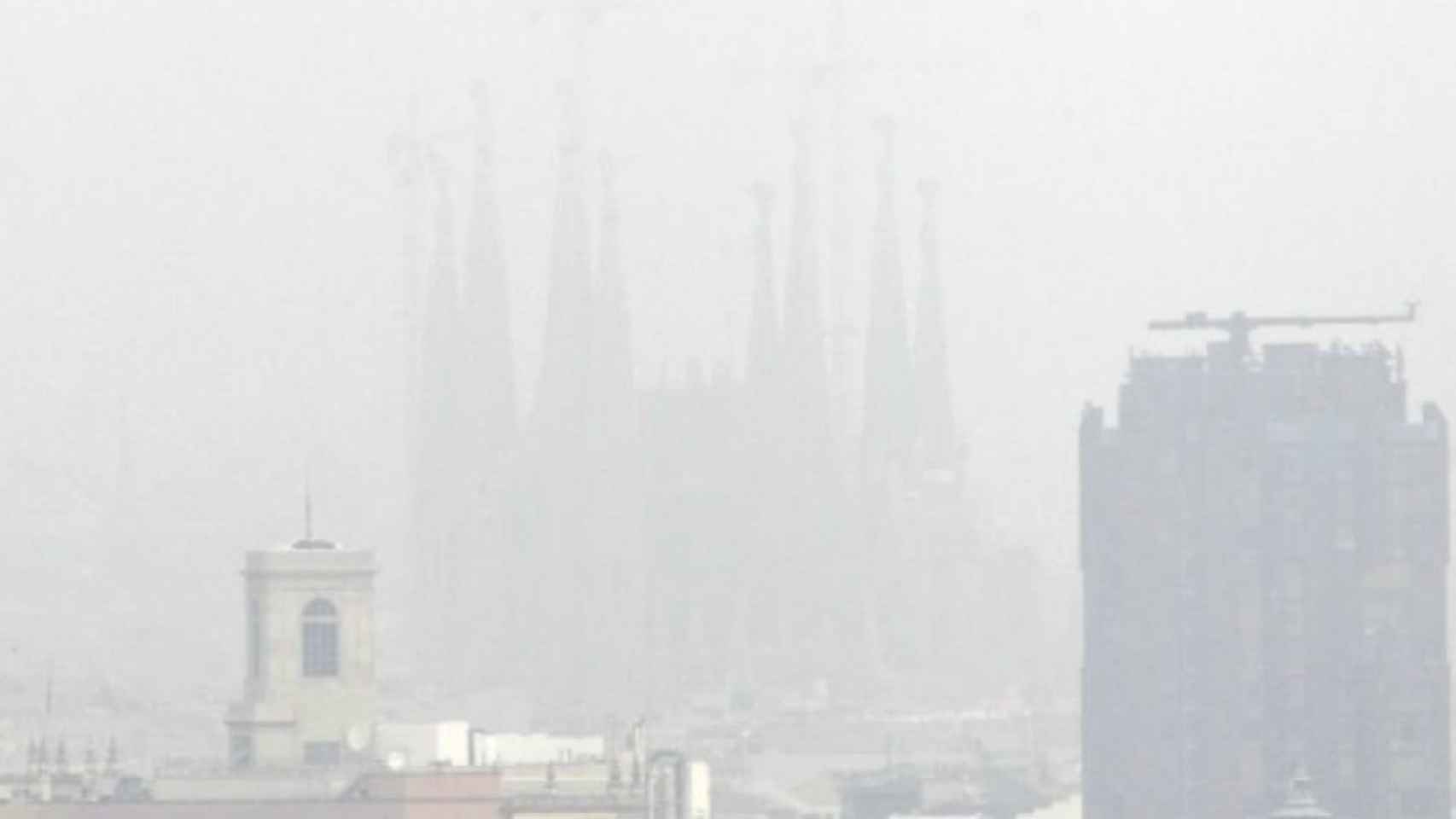Barcelona en un día con elevados niveles de contaminación  / EFE