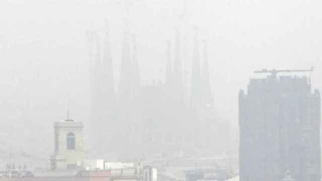 Barcelona en un día con elevados niveles de contaminación  / EFE