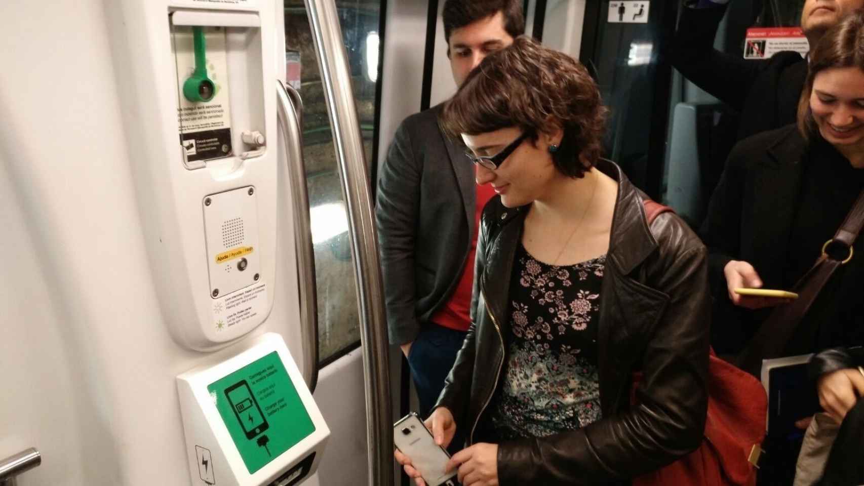 Mercedes Vidal carga su móvil en la línea de metro L2 de Barcelona / EUROPA PRESS