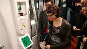 Mercedes Vidal carga su móvil en la línea de metro L2 de Barcelona / EUROPA PRESS