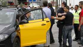 Unos taxistas hablan con los Mossos d'Esquadra durante un piquete informativo / EFE