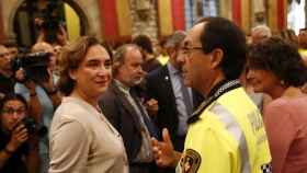 La alcaldesa de Barcelona, Ada Colau, junto a Evelio Vázquez, jefe de la Guardia Urbana / EFE