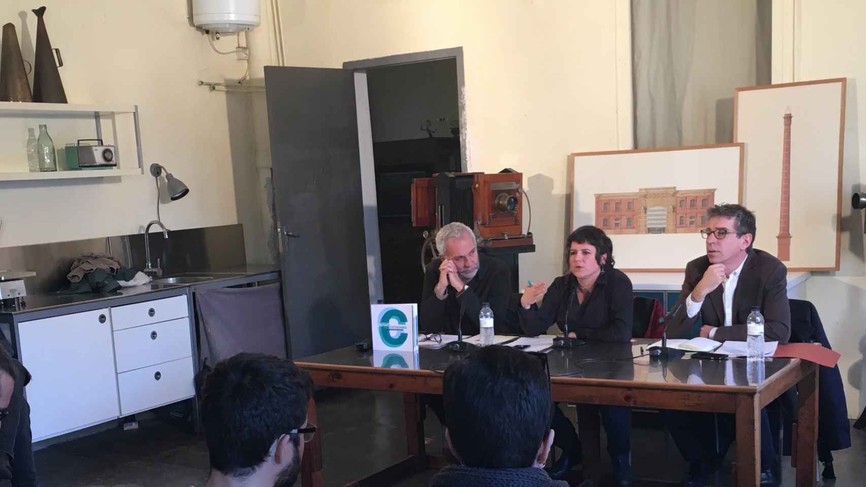 Oriol Nel·lo, Gala Pin y  Jordi Martí durante la presentación del Pla de Barri / A.V.