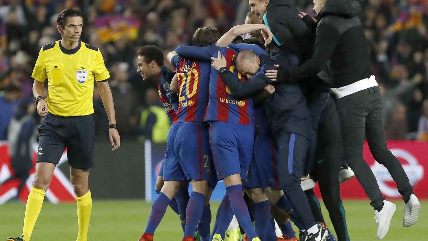 Los jugadores del Barça tras el gol de Sergi Roberto en el minuto 95