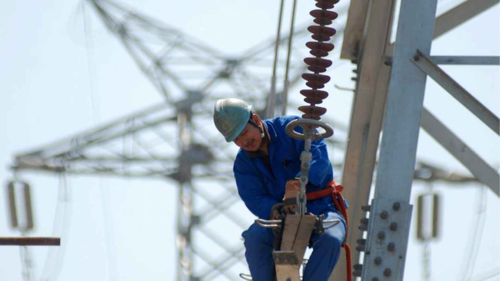 Un operario repara una torre de alta tensión EFE