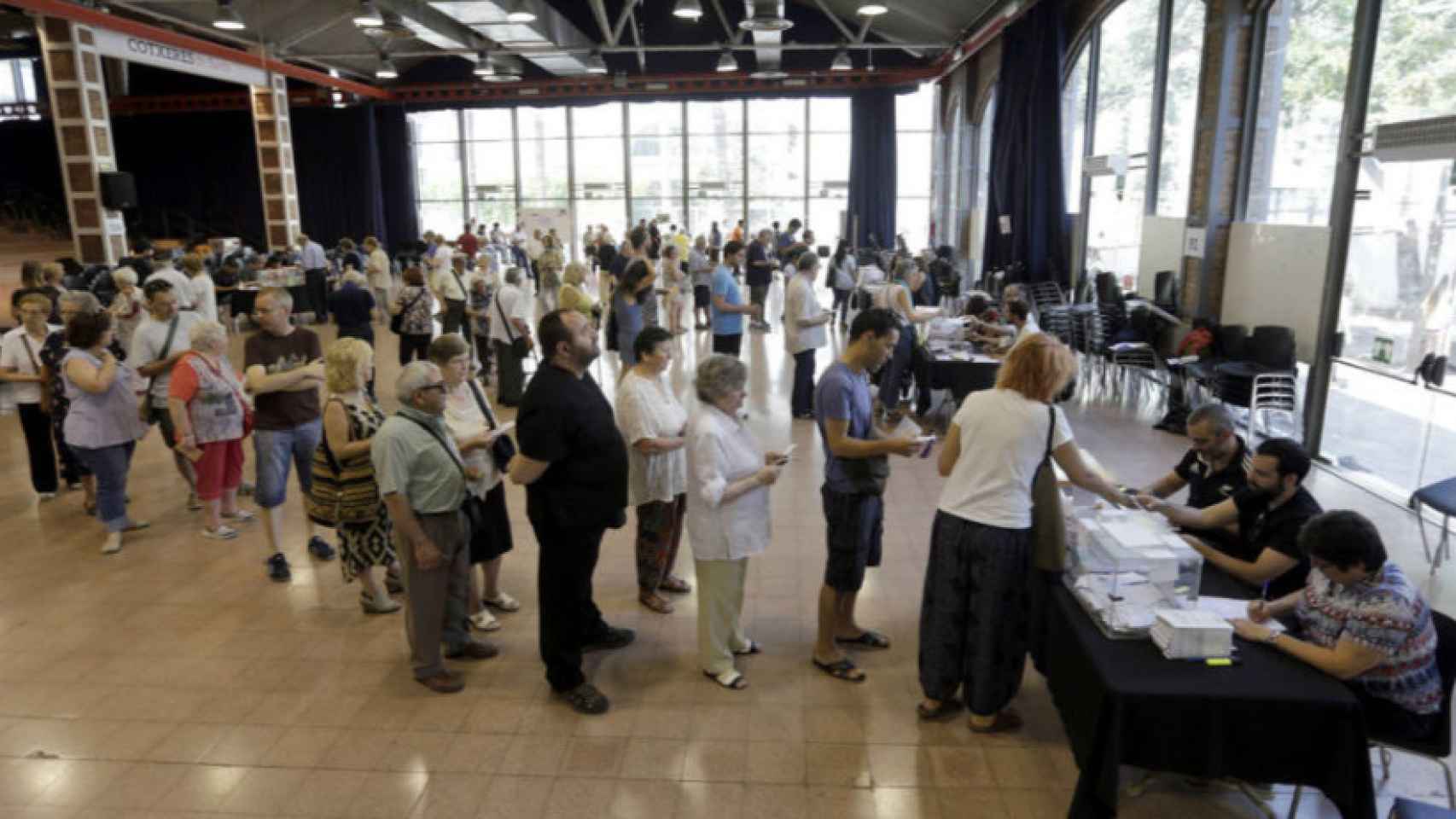 Cola en un colegio electoral de Barcelona / EFE