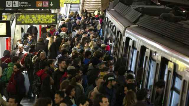 Andén del metro repleto de gente / QUIQUE GARCIA / EFE