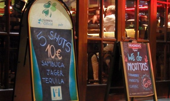 Ofertas de bebida barata para turistas.