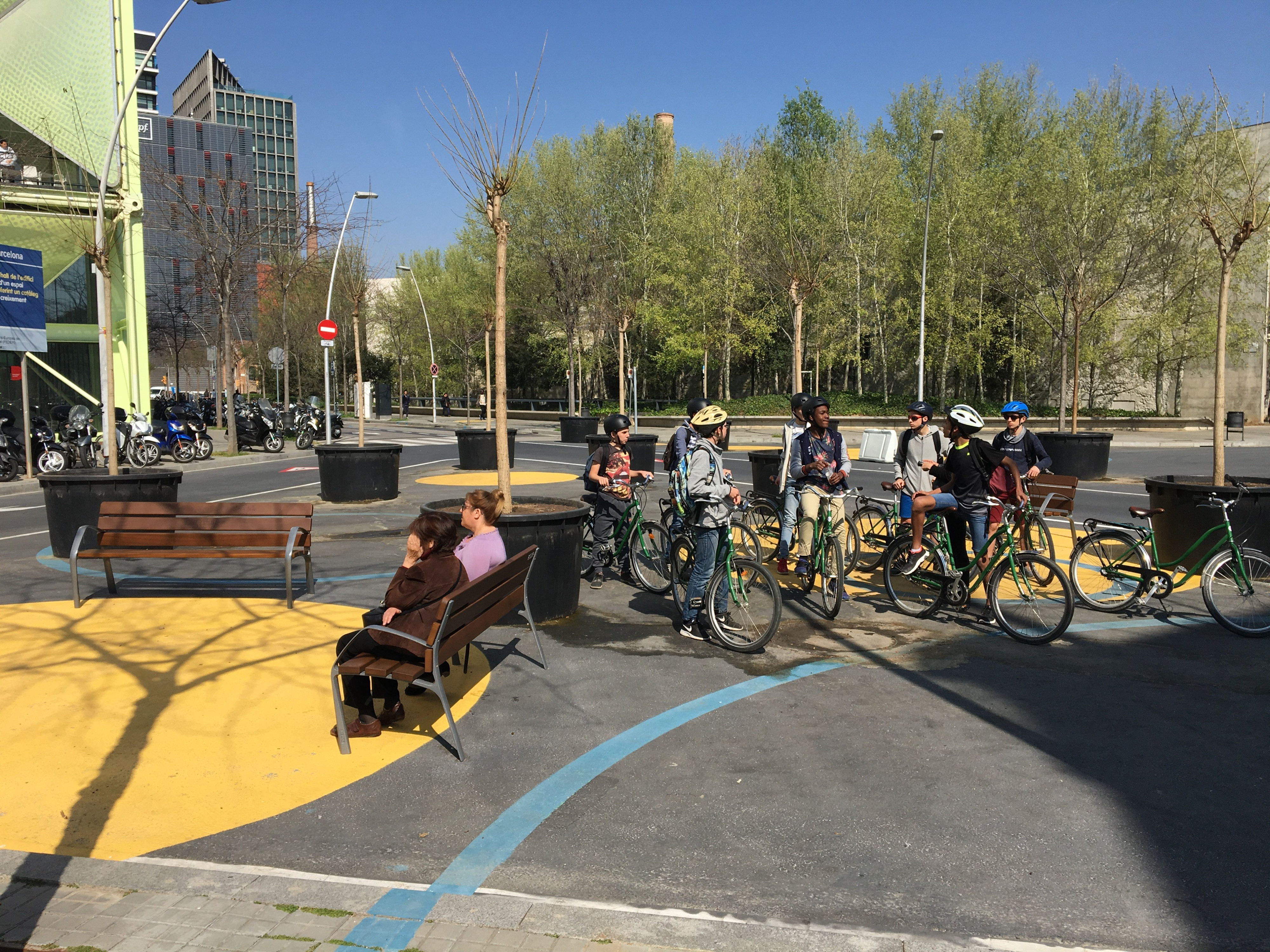 Grupo de ciclistas en el interior de la superilla del Poblenou / P. A.