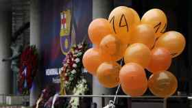 Unos globos con el número 14 rinden homenaje a Cruyff junto al memorial del expresidente Agustí Montal, su descubridor / EFE