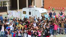 Estudiantes celebrando la rehabilitación de la caravana que parte de Barcelona rumbo Grecia / EP
