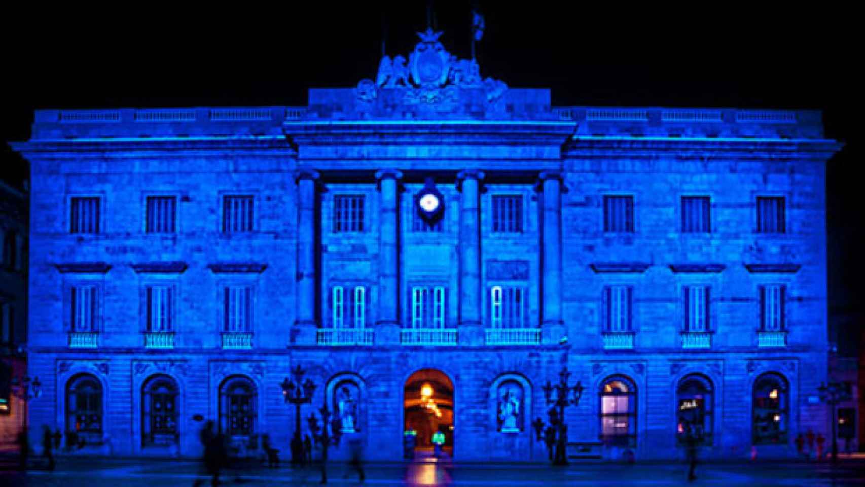 La fachada del Ayuntamiento de Barcelona se ha teñido de azul para dar visibilidad al autismo / Conéctate al Azul