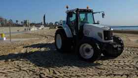 Un tractor realiza labores de condicionamiento en una playa de Barcelona / AMB