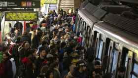 Un andén del metro de Barcelona repleto de gente / EFE