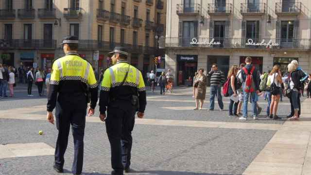 Agentes de la Guàrdia Urbana patrullando en la Plaza Sant Jaume / EUROPA PRESS