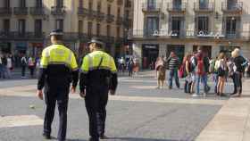 Agentes de la Guàrdia Urbana patrullando en la Plaza Sant Jaume / EUROPA PRESS