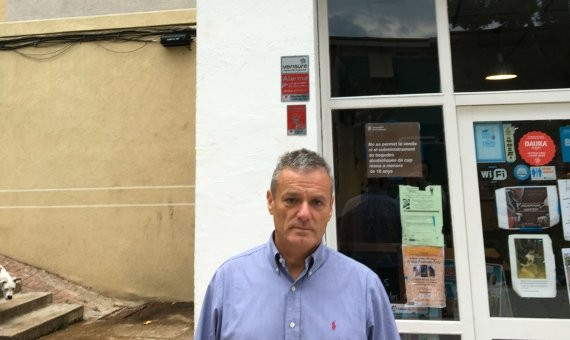 Antonio Mateo Sampedro, presidente de la Associació de Veïns de Montbau, delante de la sede de la AAVV / P. A.