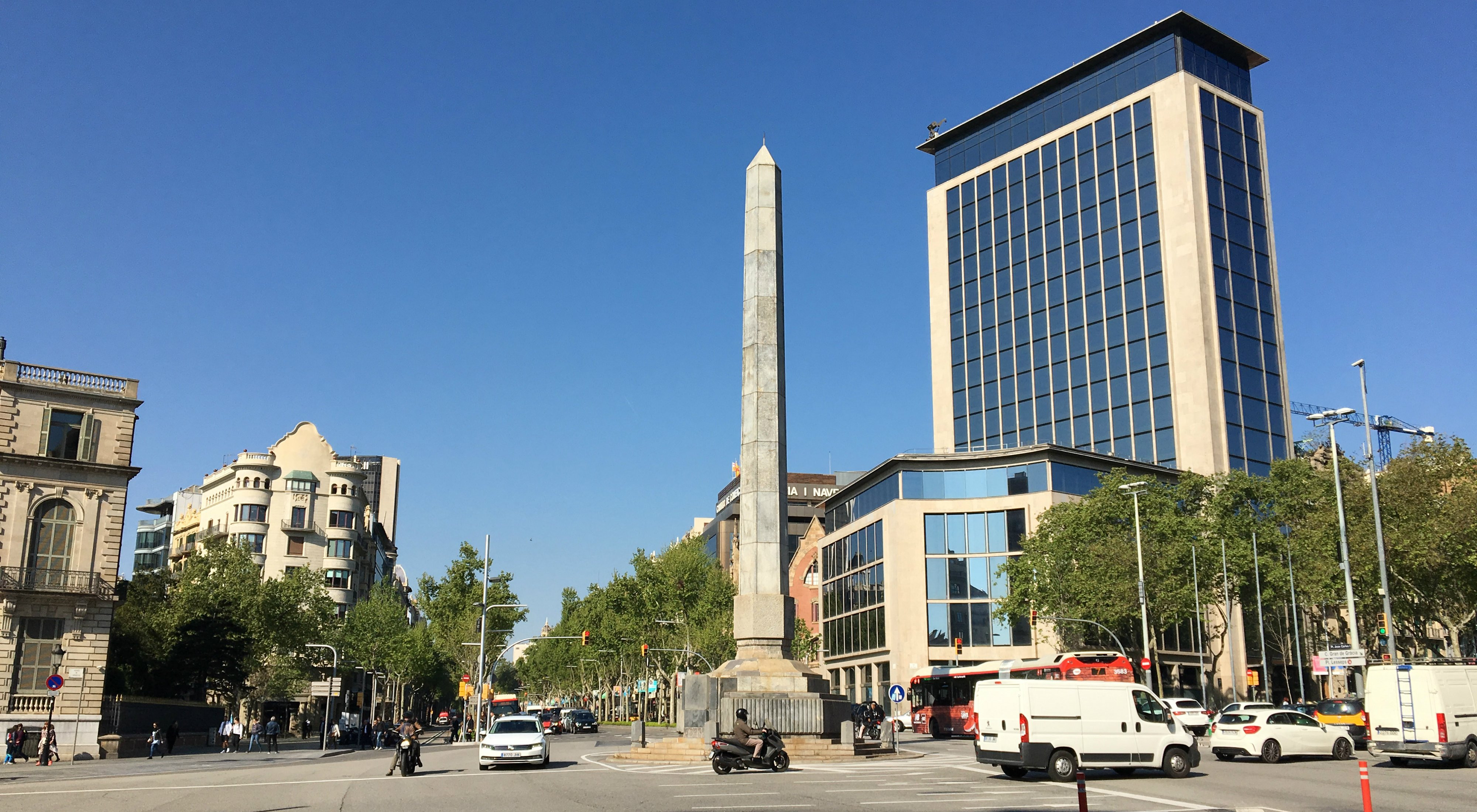 El obelisco del Cinc d'Oros, en el cruce de Diagonal con Passeig de Gràcia