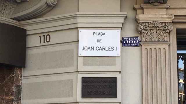 Placa de la plaza Joan Carles I en Barcelona / XFDC