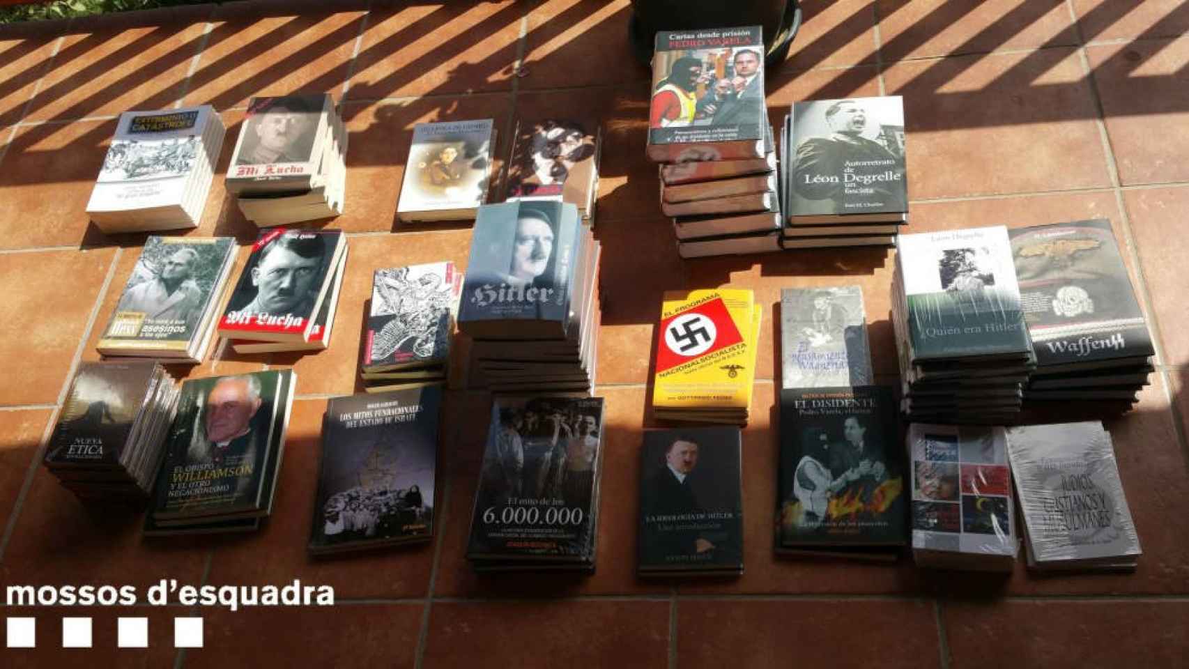 Ejemplares decomisados por los Mossos en la librería Europa / MOSSOS D'ESQUADRA