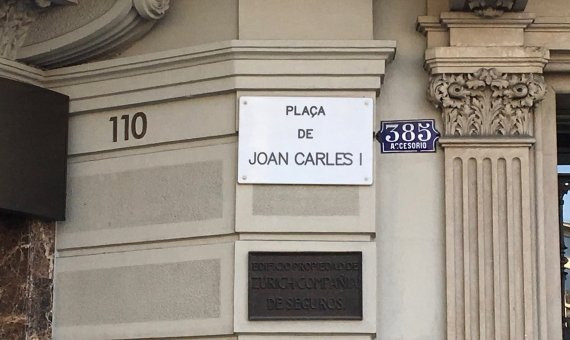 Placa de la plaza Joan Carles I de Barcelona / XFDC