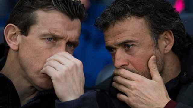 Juan Carlos Unzué y Luis Enrique conversando durante un partido / EFE