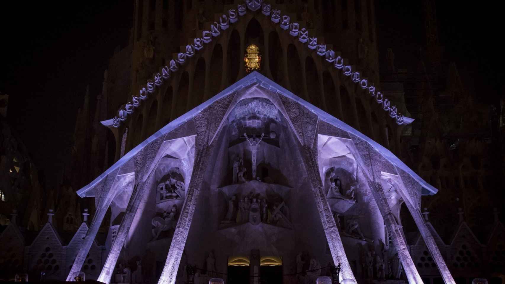 Fachada de la Pasión de la Sagrada Familia, iluminada por Semana Santa