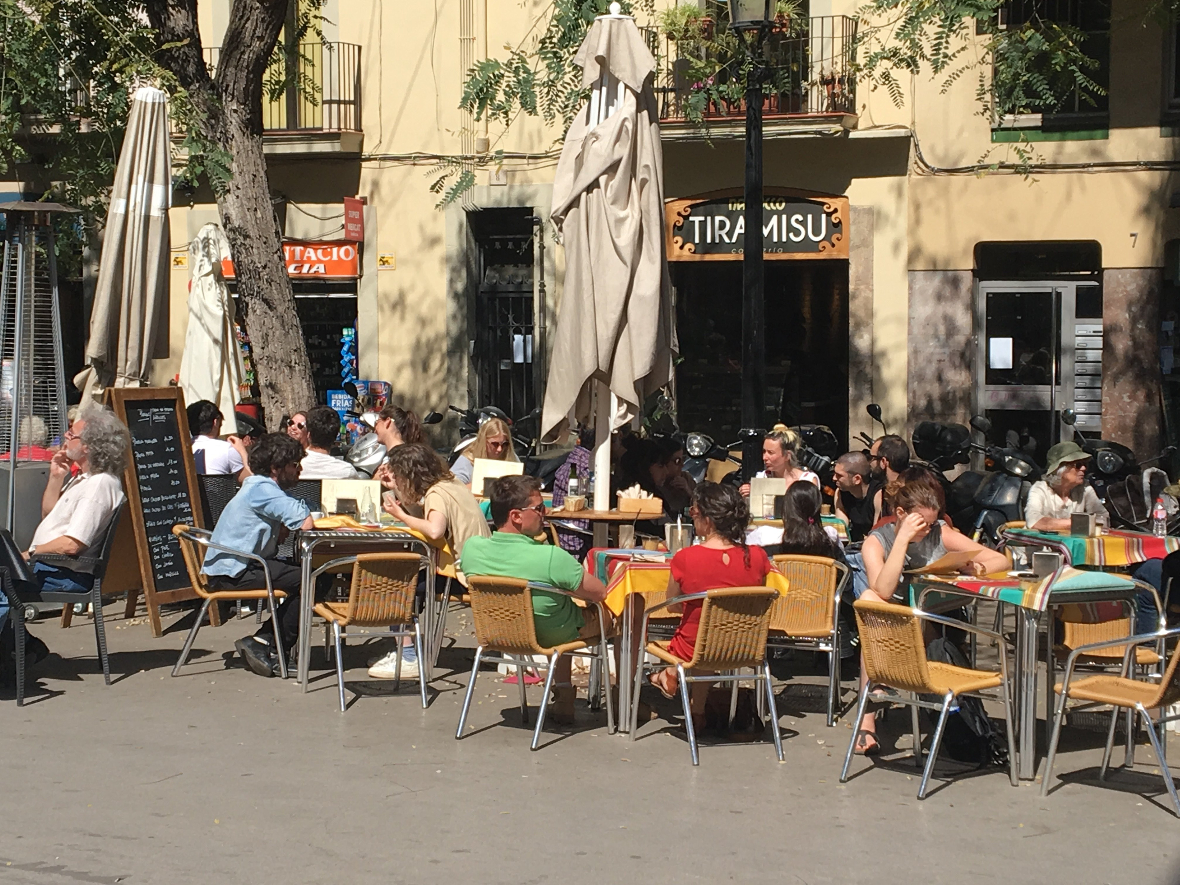 Una terraza en la plaza de la Vila de Gràcia, una de las que pierde mesas / XFDC