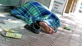 Una persona duerme en la calle en Barcelona / ARRELS