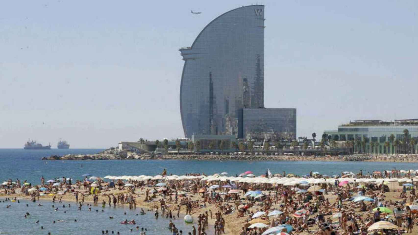Vista de la playa de la Barceloneta / EFE- Andreu Dalmau