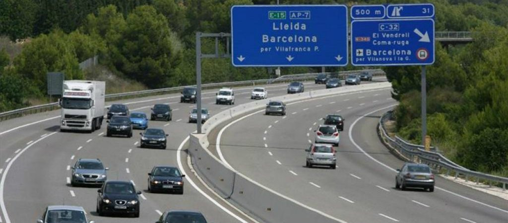 Vehículos abandonando Barcelona por la AP7
