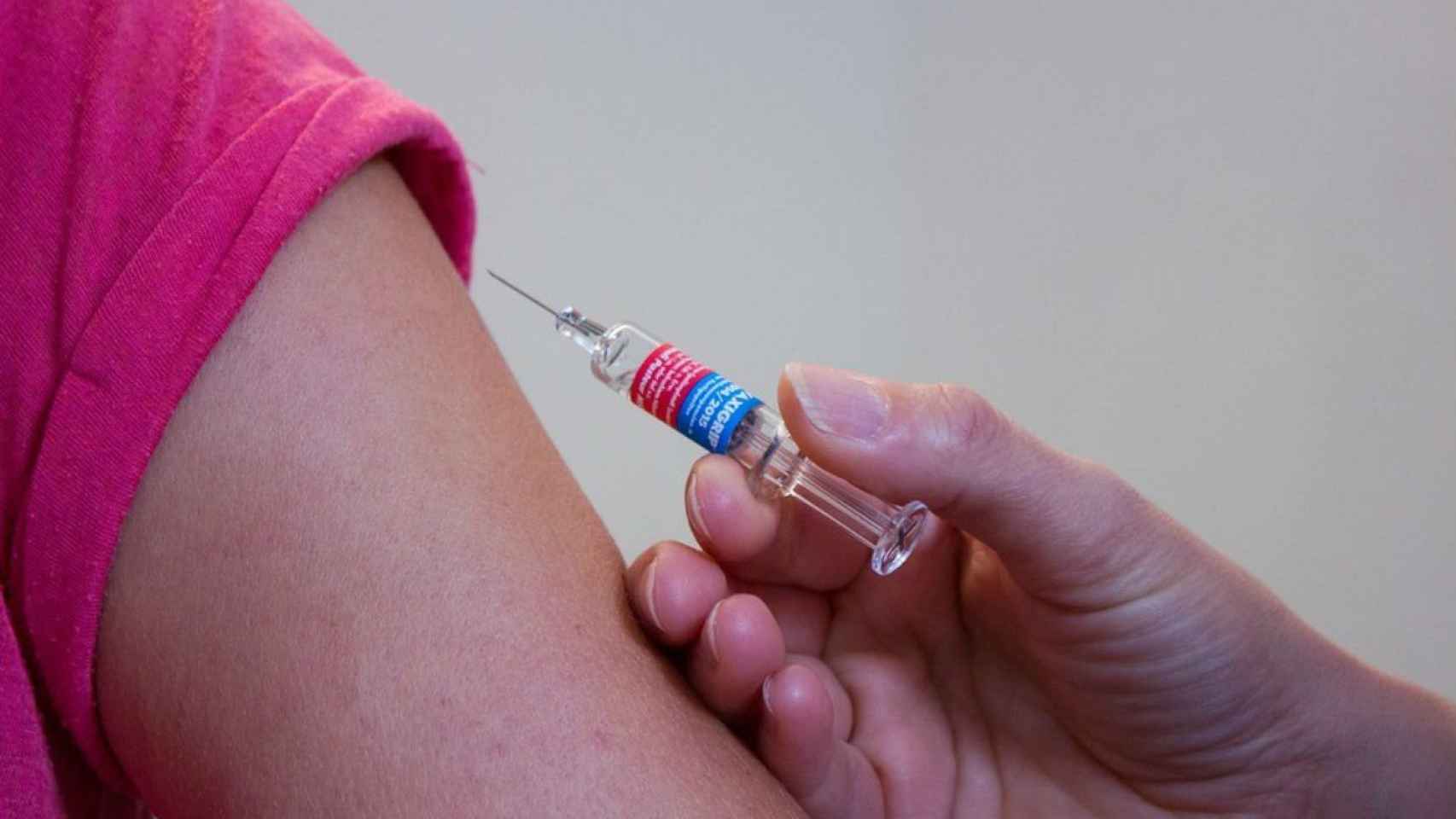Enfermera poniendo la vacuna del Bexsero contra la meningitis B