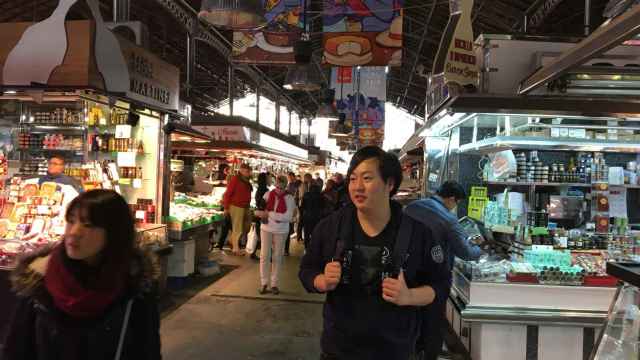 Los turistas conviven con los vecinos en el mercado de la Boqueria / Pablo Alegre