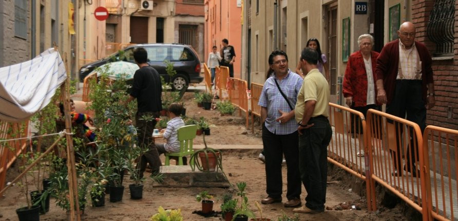 Intervención para crear un jardín improvisado en la calle Ciceró / LACOL