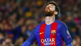 Leo Messi se lamenta durante el partido / EFE