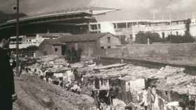 Barracas en la Riera Blanca y al fondo, el Camp Nou (1958)/ Arxiu Municipal- Joan Jané