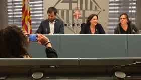 El conseller de Salud, Antoni Comín, la alcaldesa de Barcelona, Ada Colau y la comisionada de Salud, Gemma Tarafa, en rueda de prensa / DGM
