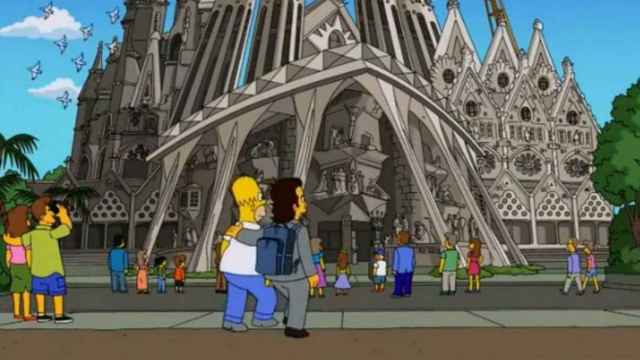 Homer Simpson delante de la Sagrada Familia