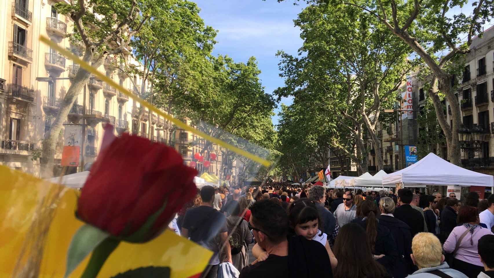 La Rambla Catalunya durante la jornada de Sant Jordi / A.V.