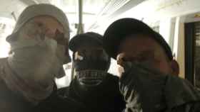 Los tres jóvenes grafiteros antes de ser detenidos / Mossos d'Esquadra