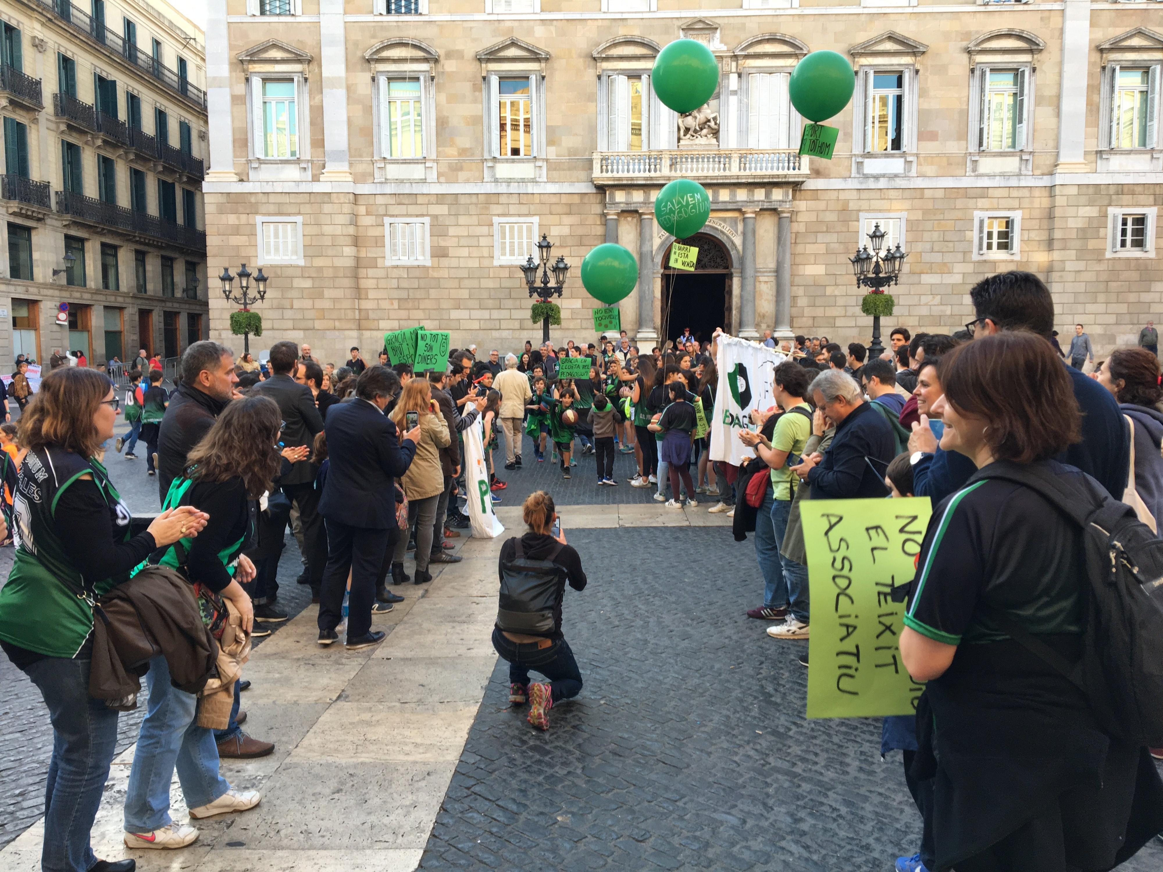 Los jugadores del CB Pedagogium durante una manifestación en la plaza de Sant Jaume hace años / XFDC
