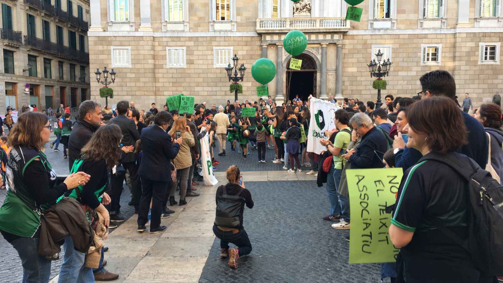 Los jugadores del CB Pedagogium durante una manifestación en la plaza de Sant Jaume / XFDC