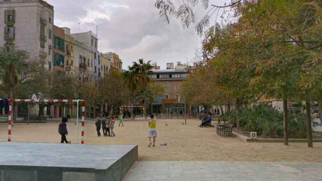 Unos niños juegan a futbol en el Forat de la Vergonya, donde suelen verse a los menores adictos a la cola